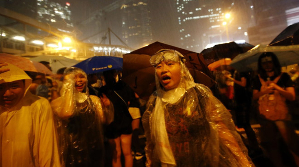 Người Hồng Kông đội mưa biểu tình