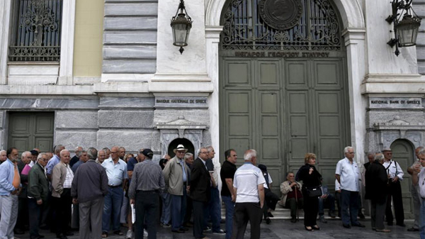 Người già Hy Lạp vạ vật trong khủng hoảng lương hưu