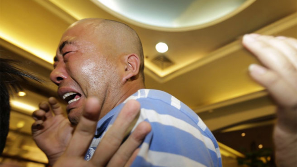 Người thân hành khách MH370 đau đớn nhận hung tin