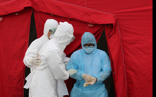Hai hành khách đến từ vùng dịch Ebola đã hết sốt