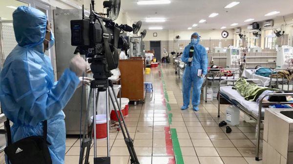 Nhà báo tác nghiệp thời Covid-19: “Chiến binh” quả cảm nơi tuyến đầu chống dịch