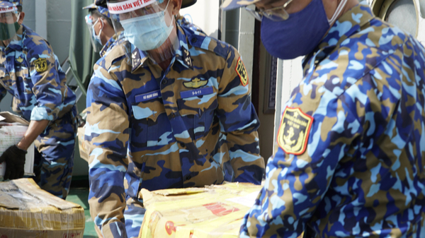 Đi chợ hộ và bán nông sản đến từng nhà dân ở TP.HCM