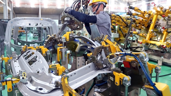 Khắc phục khó khăn để phục hồi, sản xuất công nghiệp tăng nhẹ trong tháng 10