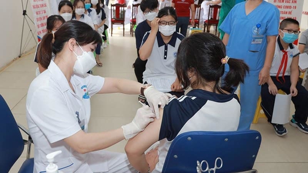 Tiêm vaccine Covid-19 để trẻ được đến trường an toàn