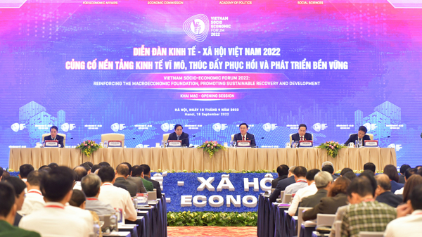 Chuyên gia quốc tế nói gì về rủi ro toàn cầu và thách thức nội tại gây sức ép đến nền kinh tế Việt?