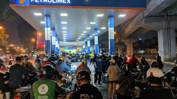 Dân xếp hàng dài chờ mua xăng, đại biểu Quốc hội đặt dấu hỏi về vai trò của Quỹ bình ổn giá xăng dầu