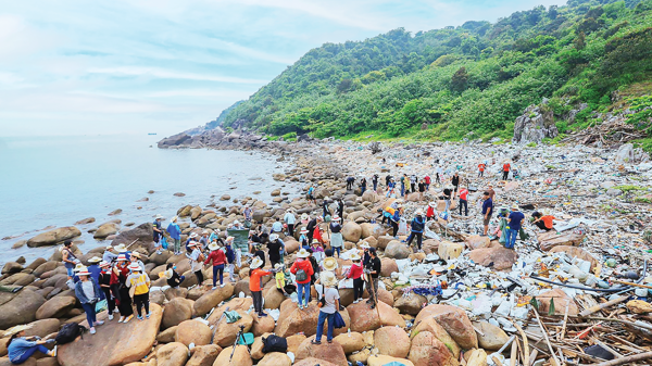Rác thải nhựa “chặn đường” phát triển du lịch
