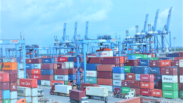 Xuất khẩu giảm, cán cân thương mại vẫn thặng dư 6,35 tỷ USD