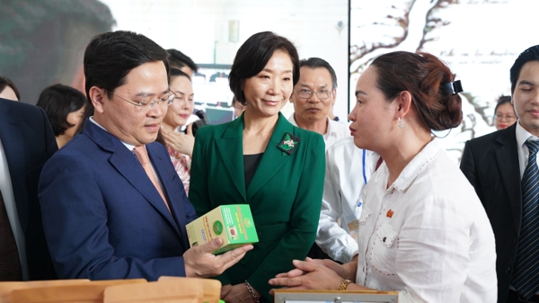 Lãnh đạo tỉnh Bắc Ninh dùng quan họ mời gọi nhà đầu tư Hàn Quốc