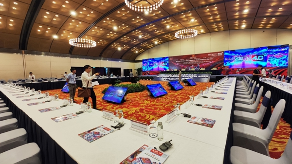 Tạp chí Kinh tế Việt Nam xuất hiện ấn tượng tại Diễn đàn cấp cao về công nghiệp 4.0