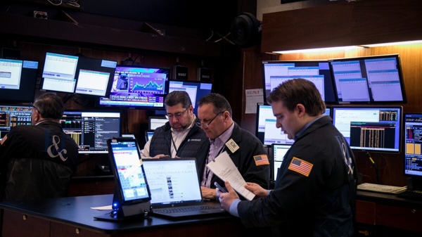 Chứng khoán Mỹ tụt khỏi kỷ lục vì lợi suất trái phiếu tăng, giá dầu đi lên sau tin Iran