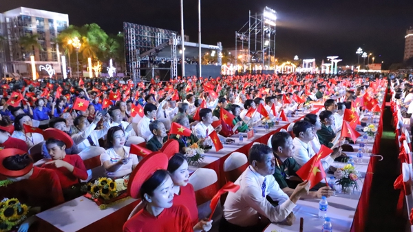 Hàng nghìn người có mặt tại điểm cầu Thanh Hóa, xem truyền hình đặc biệt kỷ niệm 70 năm Chiến thắng Điện Biên Phủ