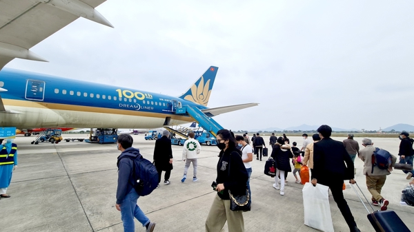 Sát “giờ G”: Hết sạch vé máy bay đi Điện Biên