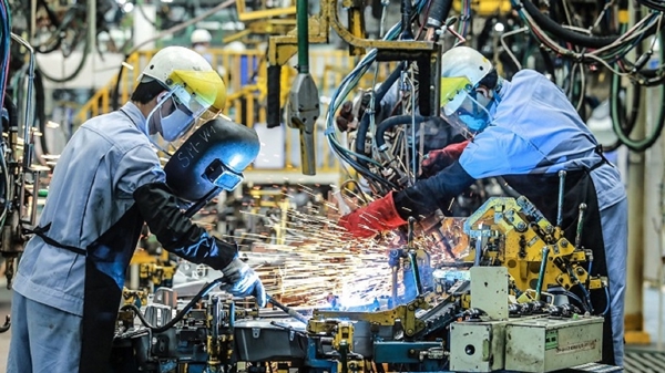 Sản xuất công nghiệp tiếp tục xu hướng tích cực, ngành chế biến, chế tạo dẫn dắt tăng trưởng