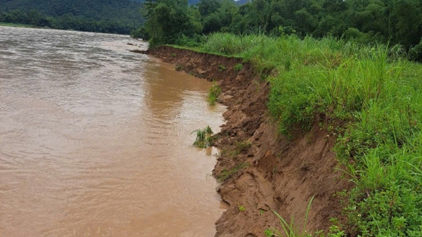 Thanh Hóa mưa dầm khiến núi nứt, sông lở 