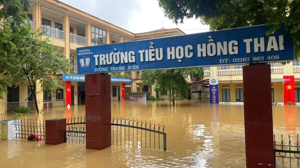 Nhiều trường học ở Hà Nội và một số tỉnh tạm dừng học trực tiếp do mưa lớn