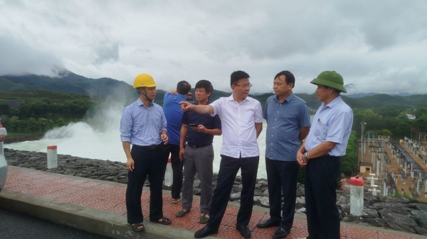 Số người chết và mất tích liên tục tăng, quân đội sẵn sàng phương án dùng trực thăng cứu nạn