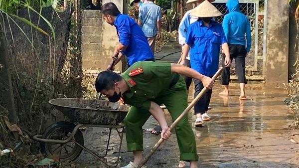Người dân vùng lũ Thạch Thành tất bật dọn dẹp nhà cửa sau lũ
