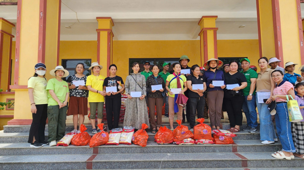 Tạp chí Kinh tế Việt Nam cùng nhà tài trợ chia sẻ khó khăn với người dân vùng lũ Yên Bái