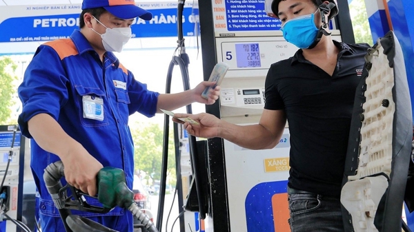Tiếp tục tăng giá xăng dầu