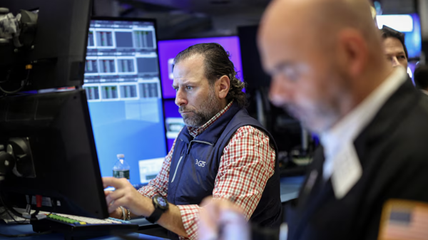 Chứng khoán Mỹ trượt dốc vì cổ phiếu công nghệ bị bán mạnh, giá dầu tăng do tin Iran, Iraq