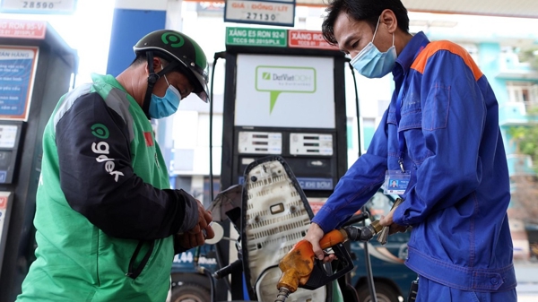 Giá xăng dầu biến động trái chiều