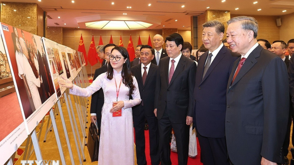 Lãnh đạo Việt Nam-Trung Quốc tham quan Trưng bày ảnh 75 năm thiết lập quan hệ ngoại giao giữa hai nước