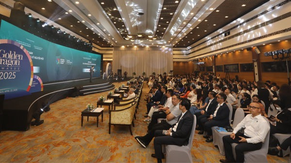 [Phóng sự ảnh] Toàn cảnh Diễn đàn Nhịp cầu Phát triển Việt Nam 2025 và Chương trình Rồng Vàng lần thứ 24