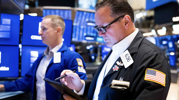 S&P 500 giảm phiên thứ ba liên tiếp, giá dầu trượt 2%