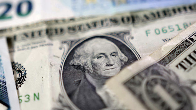 Ai đang bán đồng USD?