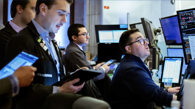S&P 500 tiến sát kỷ lục, giá dầu tăng nhẹ