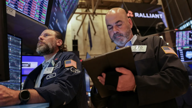 Dow Jones tăng điểm nhờ dòng tiền chuyển hướng, giá dầu nhích lên trước cuộc họp OPEC+