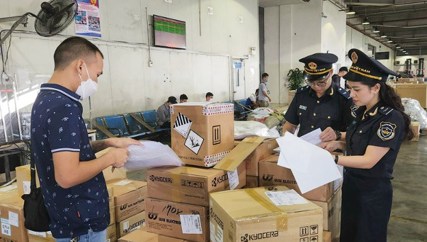 Thu ngân sách ngành hải quan vượt 220.000 tỷ đồng, tăng 10,3% so với cùng kỳ trong nửa đầu năm