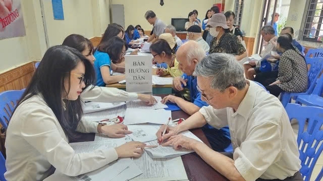 Người hưởng lương hưu, trợ cấp bảo hiểm qua tài khoản tiếp tục tăng