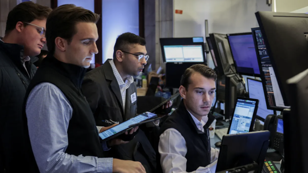 S&P 500 và Dow Jones sụt điểm sau báo cáo lạm phát, giá dầu cũng đi xuống
