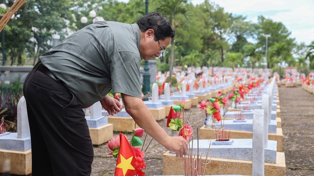 Thủ tướng Phạm Minh Chính dâng hương, tri ân liệt sĩ tại Quảng Trị
