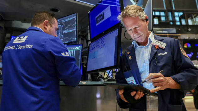 Dow Jones trượt dốc vì mối lo thuế quan, giá dầu chờ thượng đỉnh Nga-Mỹ