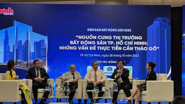 Real Estate Forum discusses market pros and cons