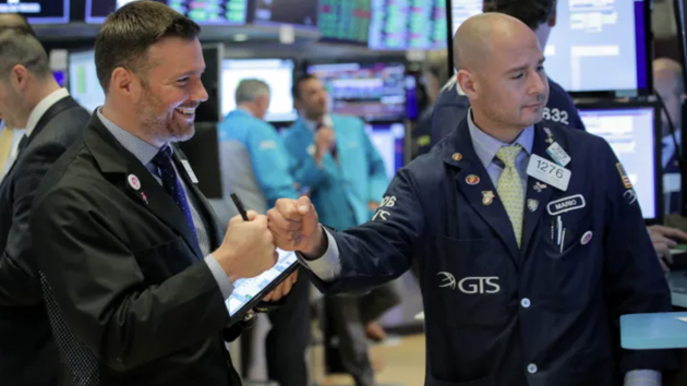 Dow Jones tăng hơn 700 điểm, giá dầu "nhảy" 2% sau báo cáo việc làm khả quan
