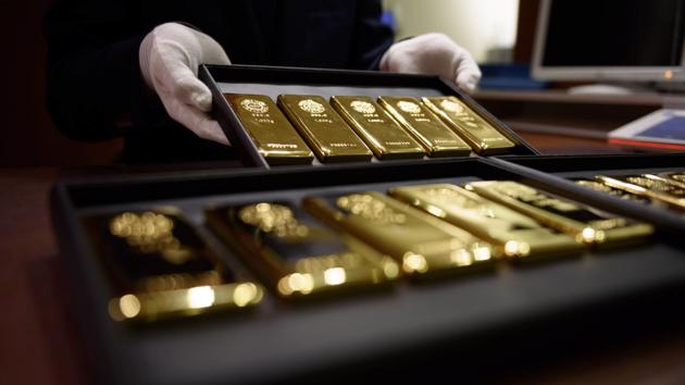 Giá vàng thế giới lao dốc chóng mặt, thấp hơn trong nước 15 triệu đồng/lượng