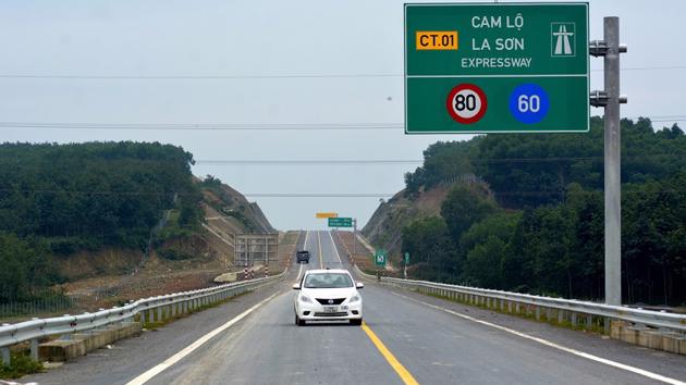 Lưu lượng giao thông tăng nhanh, cao tốc Cam Lộ - La Sơn cần mở rộng lên 4 làn xe