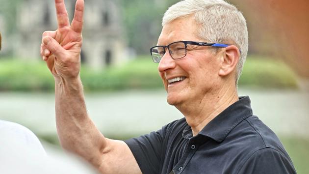 Apple CEO Tim Cook Visits Vietnam, Hinting at Growth Plans
