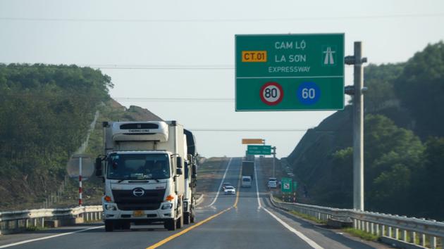 Tìm giải pháp hạn chế tai nạn trên cao tốc Cam Lộ - La Sơn sau khi phân luồng 