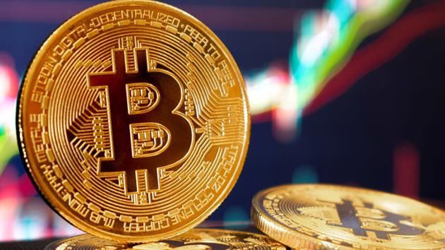 Bitcoin tiếp tục lập đỉnh, vượt 94.000 USD 