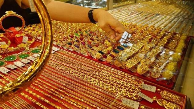 Domestic gold prices plunge further