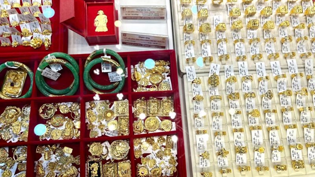 Domestic gold prices drop following global trend
