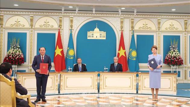 Tổng Bí thư Tô Lâm chứng kiến Lễ trao các văn kiện hợp tác song phương Việt Nam – Kazakhstan