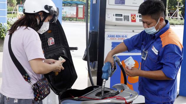 Xăng là mặt hàng thiết yếu, không nên đánh thuế tiêu thụ đặc biệt