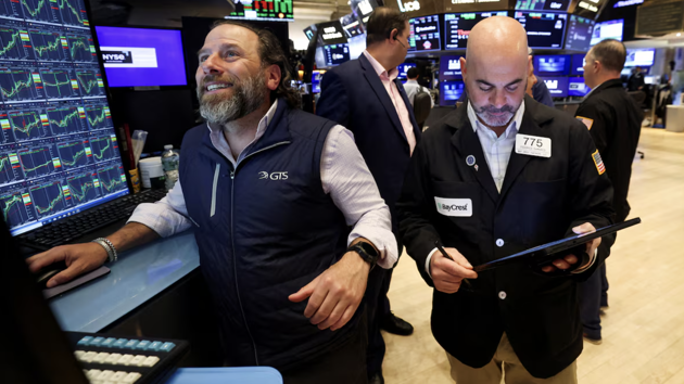 S&P 500 tăng một hơi 5 phiên, giá dầu quay đầu giảm