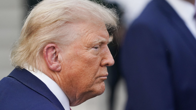 Ông Trump thu nhập 600 triệu USD từ tiền ảo, sân golf
